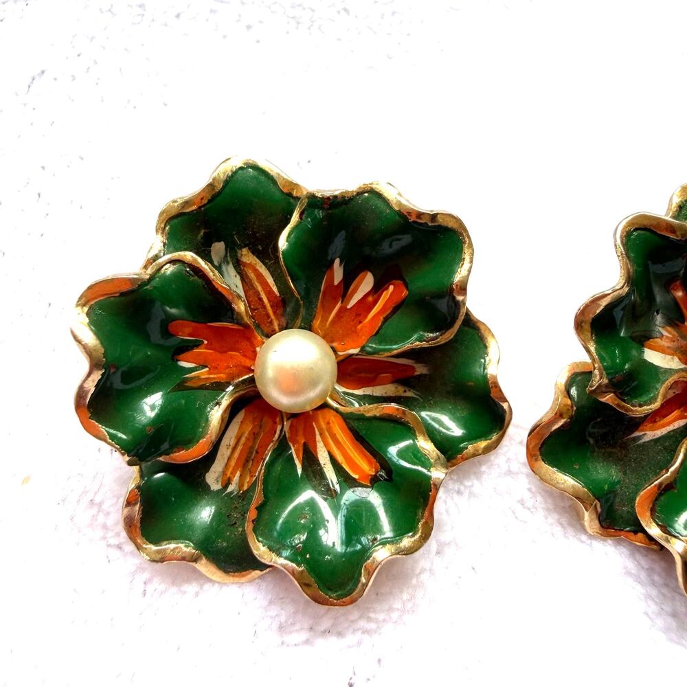 Vintage Coro Flower Enamel Clip On Earrings Green Faux Pearl Gold Tone 60s Retro - Picture 3 of 7